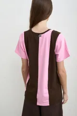 Remera de manga corta con escote en V, de diseño bicolor en marrón y rosado a rayas verticales.