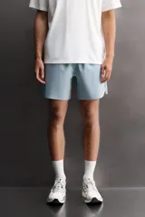 Short deportivo Zara Athleticz de tejido técnico ligero y elástico en color celeste, con cintura elástica ajustable, bolsillos frontales, aberturas laterales en el bajo y detalle de logo estampado.
