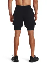 Short deportivo 2 en 1 Under Armour, compuesto por un short exterior ligero con aberturas laterales y perforaciones láser, y una calza de compresión integrada. Cuenta con cintura elástica con cordón interno y bolsillos laterales.