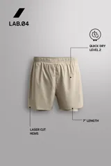 Short de running 2 en 1 color beige, confeccionado en tejido técnico ligero y elástico con malla interior integrada. Presenta cintura elástica ajustable con cordón, bolsillo trasero con cierre y aberturas laterales en el bajo.