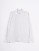 Camisa blanca de manga larga, con cuello camisero clásico, cierre frontal con botones y puños anchos.