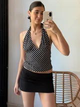 Minifalda negra de tejido texturizado con cintura baja.