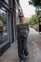 Top de punto de manga larga con escote recto tipo palabra de honor y diseño con vuelta en la parte superior que deja los hombros al descubierto.