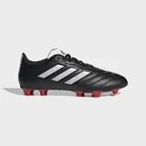 Championes de fútbol Adidas Goletto VIII diseñados para terreno firme. Presentan un exterior sintético negro con las icónicas tres tiras en blanco, costuras en el antepié para mejorar el control del balón y una suela con tapones rojos para tracción en superficies naturales.
