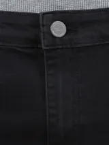 Pantalón de jean negro de corte recto.