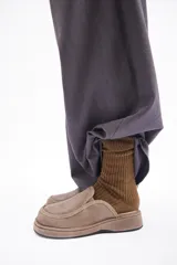 Zuecos de cuero vacuno en color beige, con diseño de punta redondeada y suela plana de goma.