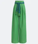 Pantalón de lino verde, modelo palazzo, con cintura alta, pliegues frontales y un cinturón bordado en tonos de verde y azul.