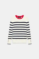 Jersey de punto liso con diseño a rayas horizontales, cuello redondo rojo y mangas largas terminadas con botones dorados en los puños.
