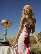 Vestido largo de corte sirena con diseño de rombos en contraste de color. Presenta breteles finos, escote recto y una silueta ajustada que se extiende hacia una cola corta.