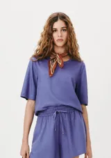 Blusa de manga corta con cuello redondo, confeccionada en tejido de lino con textura natural, de corte recto y ajuste cómodo.