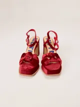 Sandalias de tacón alto Mutma en terciopelo color gris azulado, con plataforma delantera, doble nudo decorativo en la puntera y tira ajustable al talón.