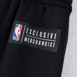 Short deportivo rojo con cintura elástica ajustable con cordón, bolsillos laterales y logo del equipo de baloncesto Chicago Bulls estampado en la pierna izquierda.