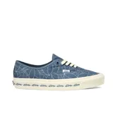 Championes Vans Authentic 44 DX unisex, en homenaje a Tony Alva. Diseño azul con estampado de hojas en blanco y suela con inscripción "Alva".