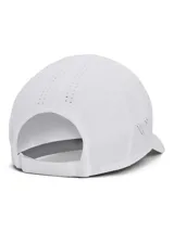Gorra deportiva Under Armour de perfil bajo, color blanco, con paneles laterales perforados para mayor transpirabilidad y logotipo reflectante en el frente.