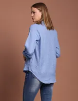 Blusa color beige de poliéster con escote en V y mangas 3/4 regulables con presilla y botón.