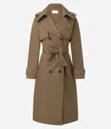 Trench coat largo de Marfinno, confeccionado en gabardina de poliéster. Presenta cuello con solapas, aletas en los hombros, cierre frontal con botones y cinta para lazo en la cintura.