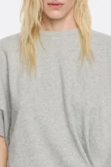 Vestido midi de corte ajustado en la cadera, con escote redondo, manga corta murciélago, parte superior con pliegues en delantero y espalda, y falda fluida con vuelo y abertura.