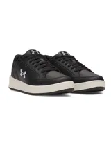 Championes Under Armour modelo UA W Official, de diseño urbano en color negro con detalles en blanco. Presentan una parte superior de cuero sintético duradero, cierre con cordones y una suela de plataforma estable con excelente tracción.