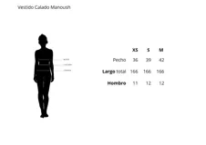 Vestido largo de punto calado color negro, con mangas largas y escote en pico con cierre de lazada.