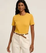 Remera negra ajustada de algodón con cuello redondo y mangas cortas.