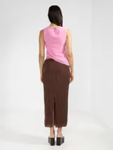 Falda midi marrón con textura plisada y corte recto.