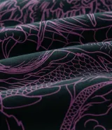 Buzo con capucha de color verde oscuro, confeccionado en tejido con felpa. Presenta un diseño estampado en la espalda con motivos de dragón y flores en color fucsia.