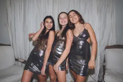 Vestido corto de color verde esmeralda, con escote en pico y breteles finos. Presenta aberturas en los laterales de la cintura y espalda descubierta.