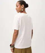 Blusa Marfinno de algodón blanco con cuello redondo, manga corta y bordado floral grande localizado en el hombro y pecho.