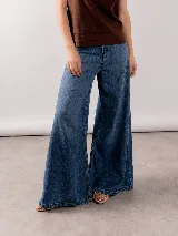 Jean wide leg de tiro medio y corte holgado con piernas muy anchas, confeccionado en denim de lavado azul medio.