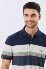 Remera polo de manga corta con diseño de franjas horizontales en tonos azul, beige, verde y terracota. Presenta cuello camisero con cierre frontal de dos botones y un pequeño bordado en el pecho.