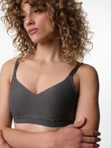 Soutien gris oscuro con copas preformadas sin aro y textura microperforada. Cuenta con tirantes ajustables y banda inferior elástica.