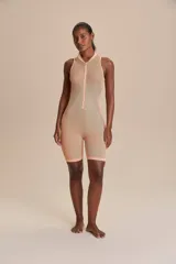 Jumpsuit corto de lycra con tecnología seamless, diseño ajustado y texturas diagonales. Presenta cierre frontal y espalda descubierta.