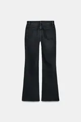 Jeans de denim azul oscuro con efecto desgastado y lavado, tiro bajo, corte bootcut y bajo flare. Presenta cinco bolsillos y cierre frontal con cremallera y botón.