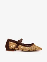 Zapatos Mary Jane de punta cuadrada confeccionados en rafia y cuero nobuck negro, con tira ajustable con hebilla en el empeine y taco plano bajo.