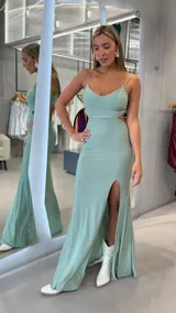 Vestido largo verde con brillo, escote en V, tirantes finos regulables, aberturas laterales en la cintura y tajo pronunciado en la pierna.