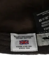 Gorra de béisbol de estilo clásico confeccionada en canvas engrasado impermeable con diseño a cuadros oscuros. Presenta un pequeño logo bordado en el panel frontal y costuras reforzadas en la visera.