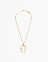 Collar plateado de acero quirúrgico hipoalergénico con dije en forma de U.