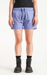 Short de baño de calce regular, color lavanda, con cintura elástica ajustable mediante cordón negro. Posee bolsillos laterales y un pequeño parche negro con un logo de tijeras cruzadas en la parte inferior frontal.