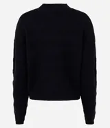 Suéter negro de punto con cuello alto y mangas largas. Presenta textura jacquard de rayas horizontales y detalles acanalados en bajo, puños y cuello.