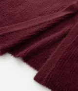 Cardigan abierto de punto pesado con textura peludita, manga larga y diseño alargado. Prenda versátil de corte holgado.