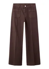 Jeans de corte wide leg y tiro medio color marrón oscuro, con bolsillos delanteros aplicados de estilo cargo y cierre frontal con botón y cremallera.