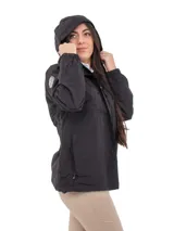 Campera gris impermeable con capucha, forro polar, cierre reforzado y bolsillos con cierre.