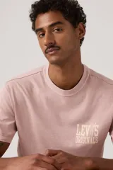 Remera de algodón color rosa con cuello redondo y estampado frontal pequeño con el logo de la marca.