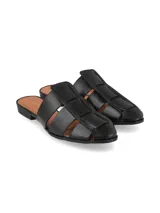 Sandalias planas de cuero color negro, con diseño de tiras cruzadas y puntera cerrada.