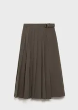 Falda midi de corte evasé en color verde oliva, con diseño de tablas, abertura frontal y cinturón integrado con cierre de hebilla metálica. Cuenta con cierre de cremallera lateral y trabillas en la cintura.
