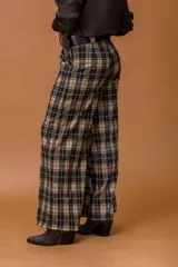 Pantalón de corte ancho y tiro alto con estampado de cuadros en tonos marrones, negros y beige. Presenta pinzas en la cintura y bolsillos laterales.
