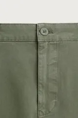 Pantalón chino skinny fit color gris oscuro, confeccionado en mezcla de algodón con elasticidad. Cuenta con bolsillos frontales, bolsillos traseros de vivo y cierre frontal con cremallera y botón.