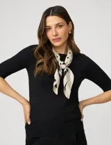 Buzo de tejido fino en color azul marino, con cuello redondo y mangas cortas con puños acanalados.