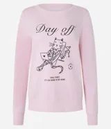 Sweater de pijama rosa de algodón con mangas largas, cuello redondo y estampa de leopardo con laptop y texto "Day Off".
