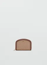 Billetera mediana con cierre de cremallera, diseño trenzado de efecto rafia en el cuerpo y detalles en cuero sintético marrón en los bordes. Incluye seis ranuras para tarjetas y un bolsillo interior con cremallera.